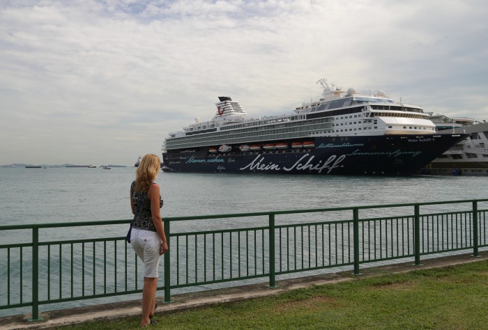 Asien Kreuzfahrt Die Mein Schiff 1 am Marina South Pier in Singapur
