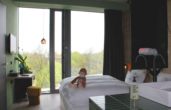 Berlin-Hotelzimmer 25hours Bikini mit Zooblick