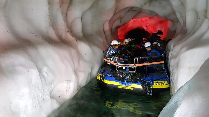 Hintertux Kleine Bootsfahrt auf dem Gletschersee im Natur Eis Palast
