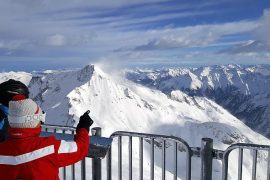 Hintertuxer Gletscher Ausblick von der Aussichtsterrasse über die Alpen Zillertal SKifahren Kurzurlaub