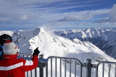 Hintertuxer Gletscher Ausblick von der Aussichtsterrasse über die Alpen Zillertal SKifahren Kurzurlaub