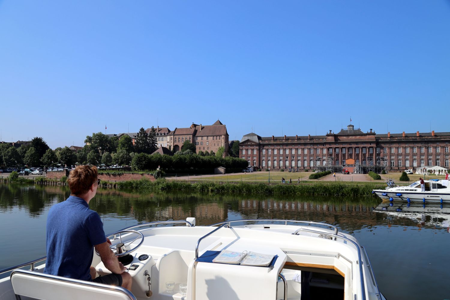 Hausboot Elsass Schloss Rohan gegenüber des Hafens von Saverne