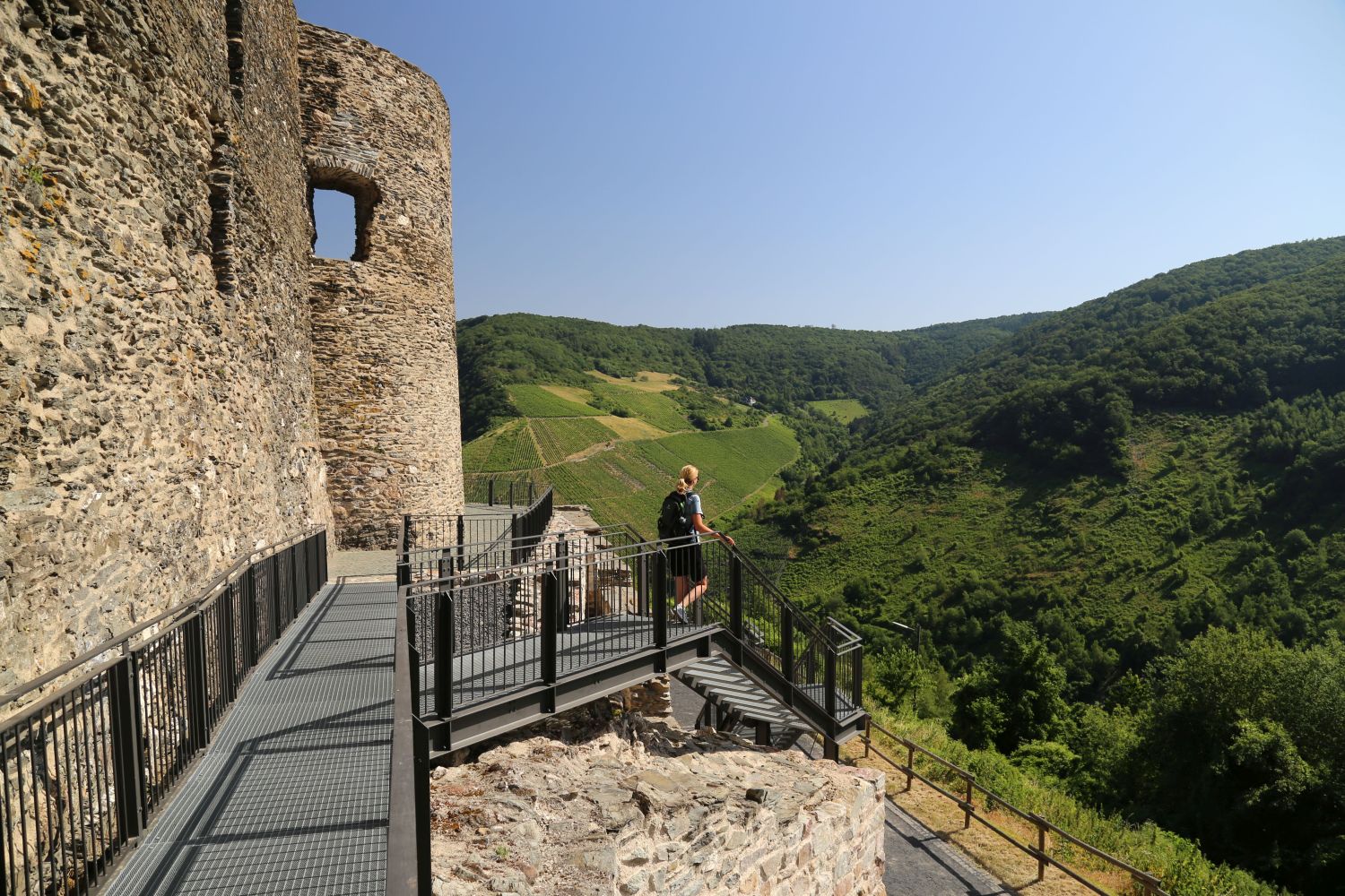 Vom Moselsteig aus eröffnen sich immer wieder weite Panoramablicke wie hier von Burg Landshut 