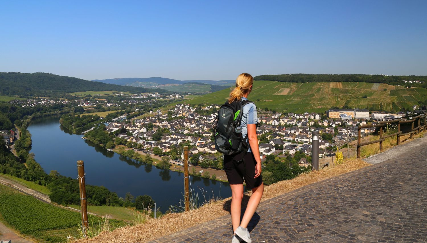 Vom Moselsteig aus eröffnen sich immer wieder weite Panoramablicke wie hier von Burg Landshut