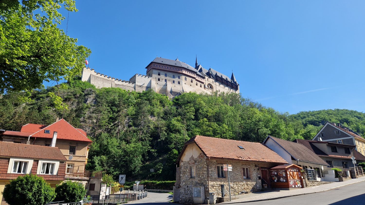 Die Burg Karlštejn zählt zu den berühmtesten Sehenswürdigkeiten Tschechiens © Bonder