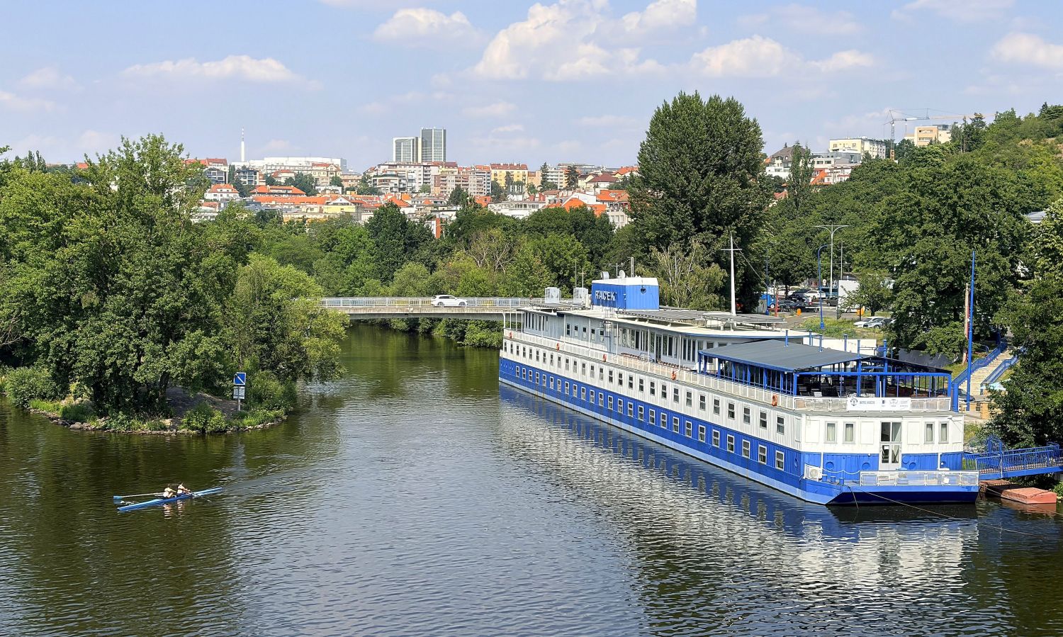Das Botel Racek in Prag schwimmt in zentraler Lage auf der Moldau © Bonder